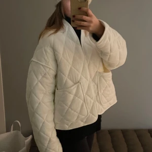 Quiltad jacka - Varm quiltad jacka i bomull från Zara Home. Använd 3 gånger alltså inga defekter, så gott som ny! Perfekt till hösten. Storlek M/L. Köpt på Zara Home för 700kr. 