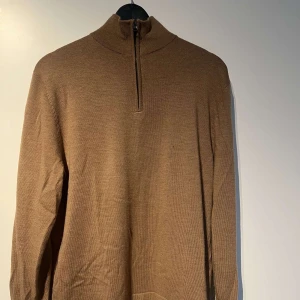 Beige långärmad tröja med dragkedja - Säljer en stilren beige tröja med dragkedja i kragen. Perfekt för höst och vinter, med långa ärmar och mjukt material. Passar både till vardags och lite finare tillfällen. Skön och enkel att matcha med andra plagg.