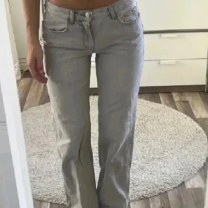 Grå jeans  - Slutsålda jeans från gina ”low straight jeans”. Använda fåtal gånger, nästan som nya! Säljer då jag köpte fel storlek. 🩶🩶 