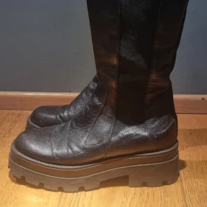 Mjus Boots - Stl 39, klassisk modell med kraftigare sula. Stöveln har läderfoder och syntetyttersula.  Använd enbart 6-8ggr. Nypris 1999kr Ditt pris 600kr