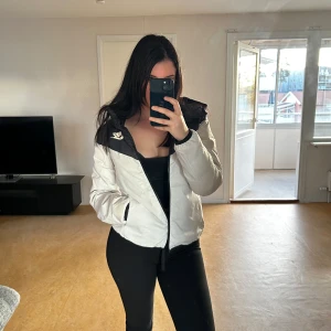 Nike Jacka - Kan Bäras Vändbart (Inåt och Utåt)  - Säljer en snygg svart och vit jacka från Nike. Den har en dragkedja framtill och är perfekt för höst och vår. Jackan är i bra skick, mörkblå sidan har används mer än vita. Slitage kan förekomma.  Har en normal passform. Den är långärmad och gjord av syntetmaterial, vilket gör den både lätt och bekväm.