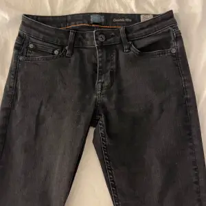 Skitsnygga lågmidjade crocker jeans som inte kommit till någon användning då dem tyvärr är för korta på mig. 🤍