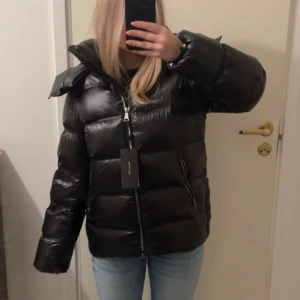 Intressekoll!! - Intressekoll på denna dunjackan från massimo dutti som var superpopulär förra vintern❤️ använd förra vintern men fortfarande i jättebra skick! 