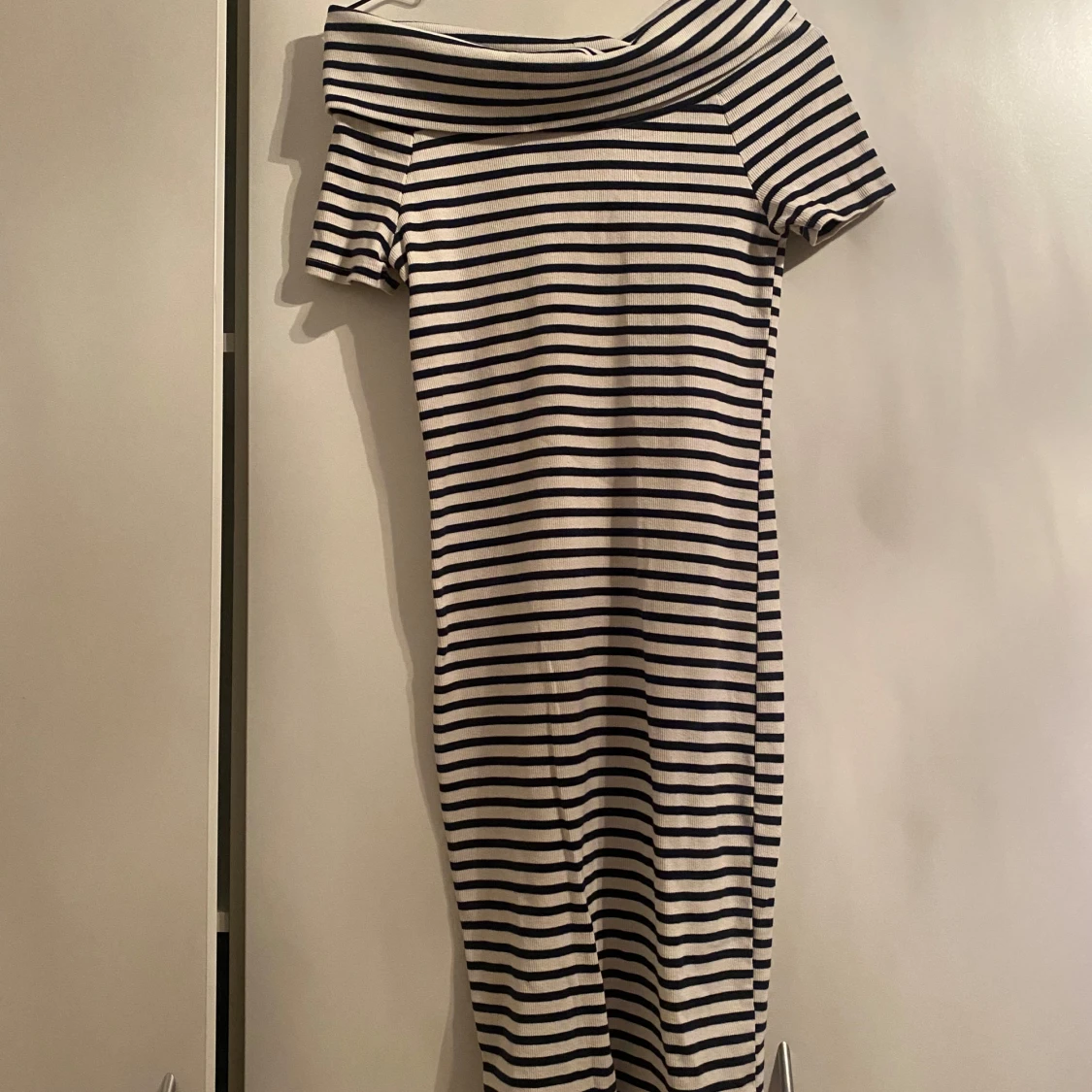 Randig klänning med offshoulder