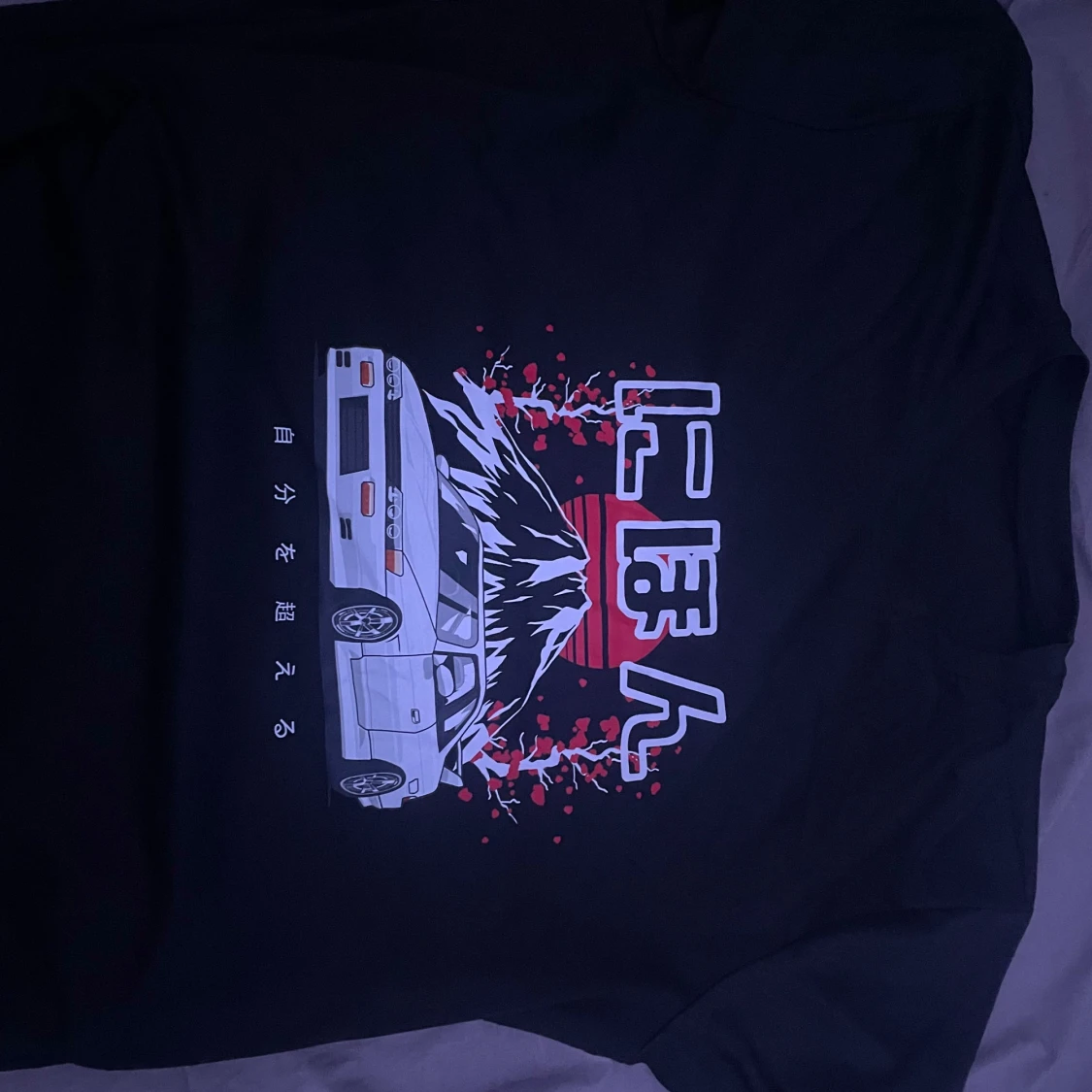 Svart t-shirt med japanskt motiv - 90