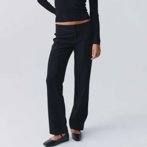 Svarta kostymbyxor gina tricot  - low waist! säljer pga ångrat köp 🖤🖤