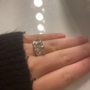 Ring  - Säljer denna super fina ringen från pilgrim då den inte kommer till användning, den är i ett använd skick🥰den är justerbar
