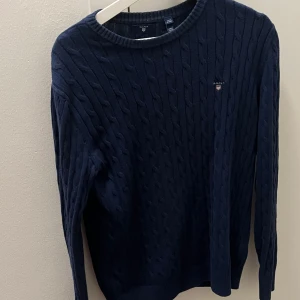 Mörkblå  tröja från Gant - Säljer en snygg mörkblå stickad tröja från Gant. Säljer den för jag använder inte den längre . Tröjan är i bra skick. Passar perfekt för en stilren och bekväm look. Skulle säga storleken är Small