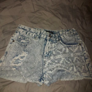 Mönstrade jeansshorts från Sisters Point - Säljer ett par coola jeansshorts från Sisters Point i storlek S. De har ett unikt mönster och slitna detaljer som ger en trendig look. Perfekta för sommarens alla äventyr! 🕶️