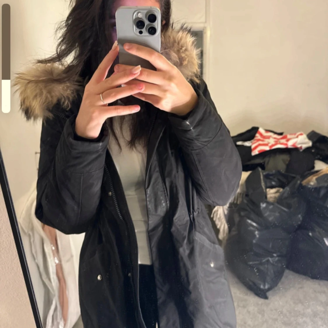 Svart parkajacka med pälsdetalj