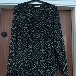 Skjorta/blus från MQ  - En skjorta blus från MQ storlek L