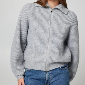 Stickad zip hoodie - Endast använd 1 gång, nyskick! Nypris 400🤎🤎