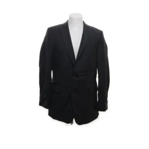 Svart kavaj från Oscar Jacobson - Säljer en stilren svart kavaj från Oscar Jacobson i herrstorlek. Kavajen har en klassisk passform med två knappar framtill och är perfekt för både formella och semi-formella tillfällen. Materialet känns lyxigt och är av hög kvalitet. Perfekt för höst och vår!