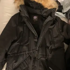 Tjock vinterjacka från canada goose köpt för 11000. Använd några gånger men inga defekter. Går att ta av luvan. Kom privat för mer information