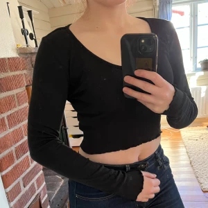 Långärmad topp från Pull&bear  - Snygg, långärmad topp från Pull&bear i svart             Storlek M men sitter mer som en S                   Ribbat material med längre ärmar