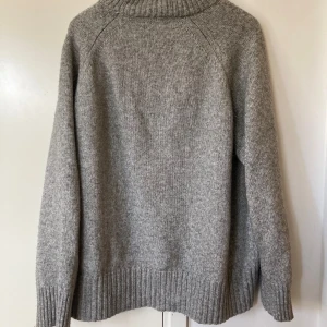 Stickad tröja HM stl s - Använd ett fåtal gånger, ok skick.