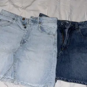 Säljer två snygga jeanskjolar från Perfect Jeans i storlek 34. Den ena är ljusblå med en rå kant och den andra är mörkblå. Båda har en klassisk femficksdesign och knappar framtill. Perfekta för en avslappnad sommarlook! 🌞