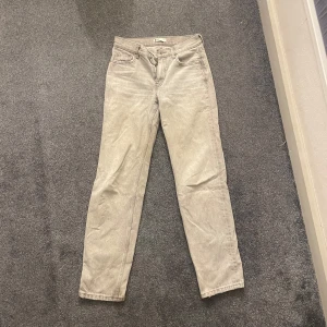 Grå jeans från Perfect Jeans - Säljer ett par snygga grå jeans från Perfect Jeans i storlek 34. De har en klassisk femficksdesign och är i bra skick. Perfekta för både vardag och fest! 🖤skriv för fler bilder och mått! säljer för 150kr men det kan diskuteras!
