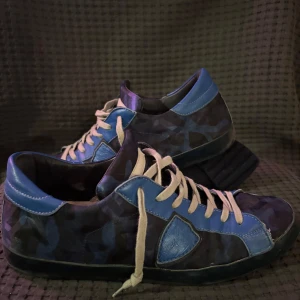 Phillipe modell - Nu säljer vi dessa feta Philippe model skor! Skick 7 av 10 då sulan tappat klistret lite på sidan men inget som syns med dem på Priset är inte hugget i sten så hör av er!           Limiterade skor, ny pris ligger runt 3200!