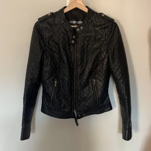 Skinnjacka  - Skinnjacka i äkta läder , storlek S. Väldigt fint skick.