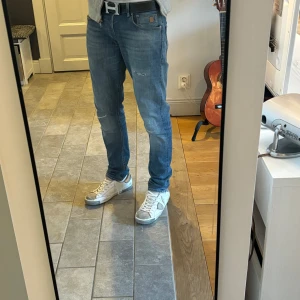 Jeans - Jack & Jones jeans knappt använda, Max 3-4 gånger. Nypris 1200kr. Storlek W 32 L 32. (Men ställ gärna frågor för storleken kan variera)