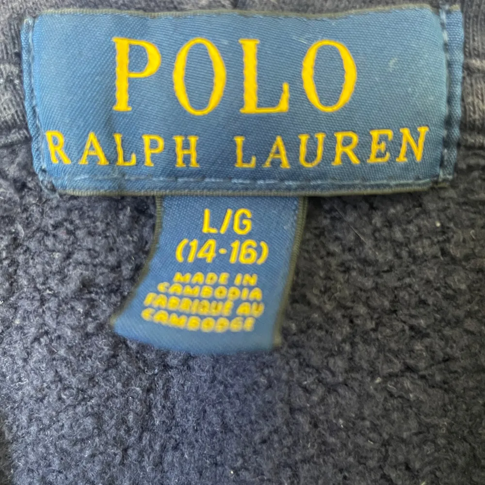 Nu säljs denna Hoodie från Ralph Lauren i mycket bra skick. Nypris 1195kr! I storlek 14-16år. Tveka inte om frågor! Kontakta gärna mig innan köp!. Tröjor & Koftor.