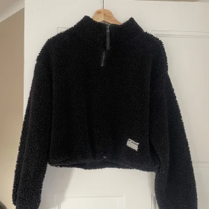 Tröja  - Fleecetröja från H&M storlek M, kan dras åt i midjan