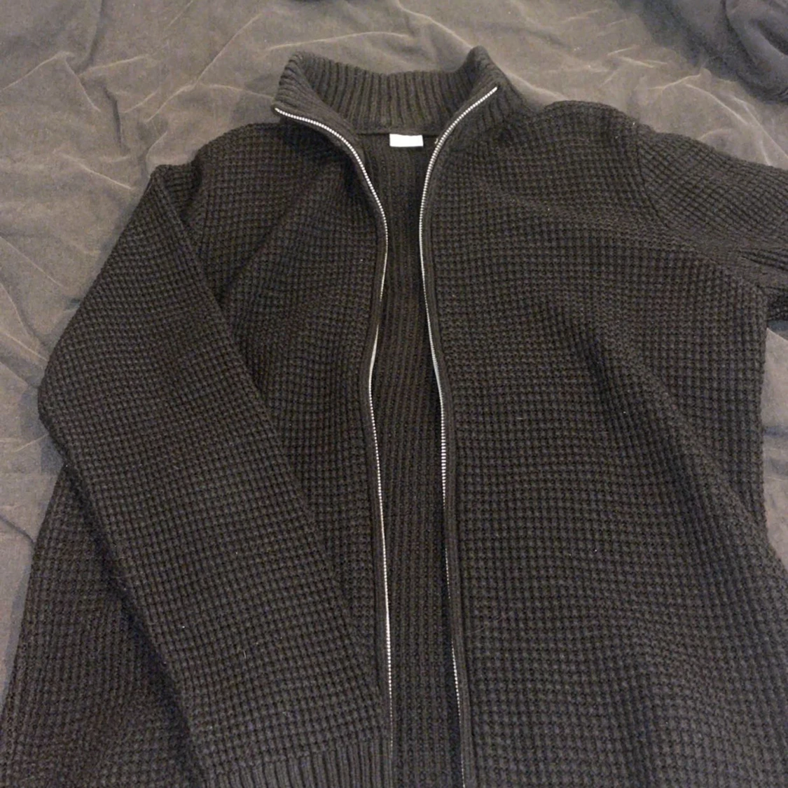 Svart tröja med dragkedja