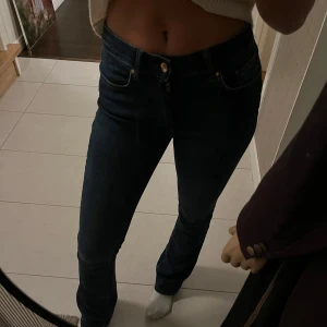 Blåa jeans - Säljer dessa mörkblåa långa bootcut jeansen från only då jag har likande, köptes för 599kr