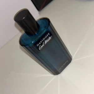 Davidoff Cool Water Eau de Toilette - Säljer en flaska Davidoff Cool Water Eau de Toilette. Flaskan är stilren och blå med svart kork, perfekt för den som gillar fräscha och marina dofter. Passar både till vardags och fest. En klassiker som aldrig går ur tiden!