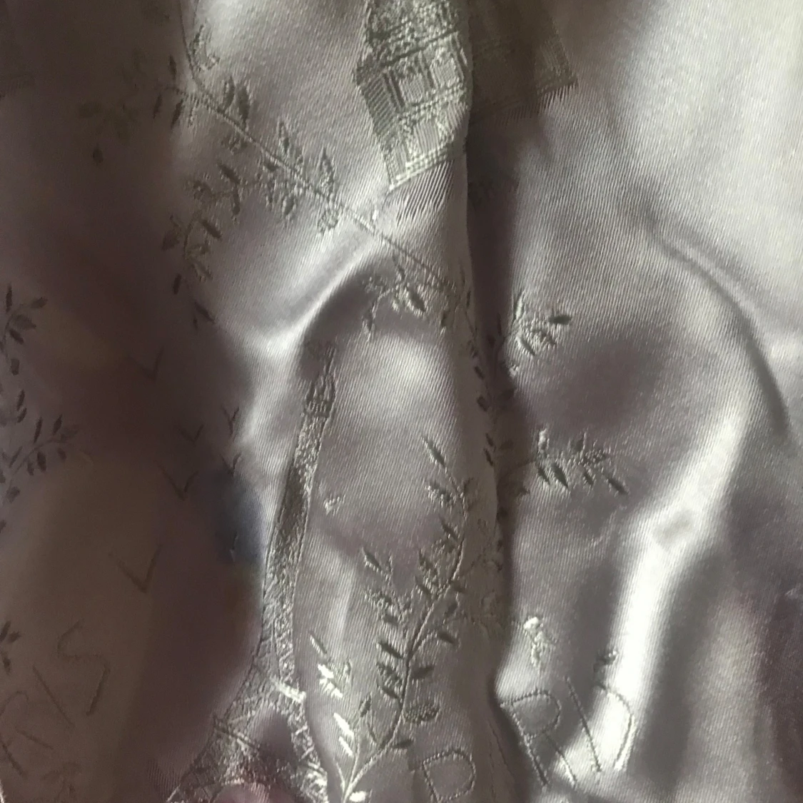 Ljuslila silkesjal med Eiffeltornet-motiv - 92