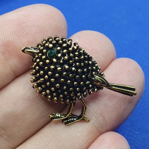 Brosch - Söt liten fågel - Söt brosch liten fågel mått är: 3.5 × 2.5 cm. ✨️Titta igenom alla mina upplagda och köp fler saker i bundle för att spara på frakten och få allt du köpt i ett och samma paket✨️