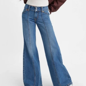 Levi’s jeans - Säljer dessa coola Levi’s jeans ”Noughties Bell Bootcut”. Storlek 25 och fint skick! Säljer då dem tyvärr är lite för små för mig i midjan och kommer därav inte till användning. Väldigt lowrise och flare.