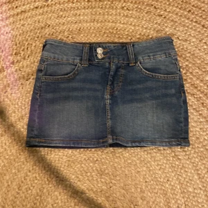 Minikjol jeans - Minikjol i jeans med unika knappar🌟 knappt använd, liten och kort, ungefär storlek 38 men den är välldigt stretchig. Kan styla till hösten med strumpbyxor och benvärmare💫