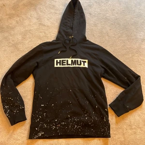 Helmut Lang costom hoodie - Tjena säljer denna tvär feta och super unika Helmut Lang hoodie. Jag har customizat den med vit färg, storlek S. 