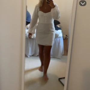 Studentklänning  - Vit superfin studentklänning som endast är använd då!! ❤️