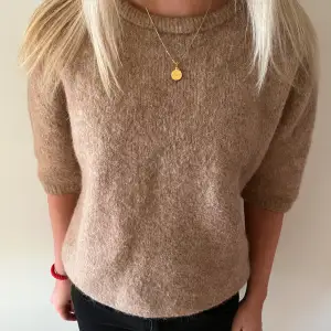 Beige-aktig stickad alpaca t-shirt från Lindex, storlek XS. Mycket bra skick och perfekta vintertröjan, varm i materialet.🤎 