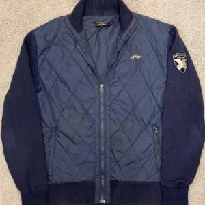 Mörkblå Hybridjacka från HV Polo - Märke: HV Polo Storlek: L Färg: Mörkblå Skick: Mycket bra skick