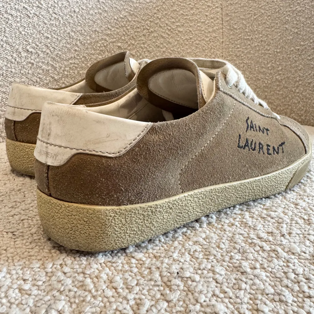 Riktigt snygga Saint Laurent sneakers. Siten innersula annars fint skick. Skor.