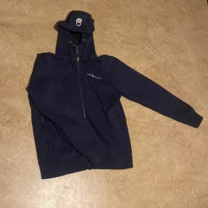 sail racing tröja - säljer denna feta tröja, lite rostiga snören som man ser, annars sol helt ny! nypris 1200, priset går diskuteras vid snabb affär!