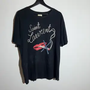 Saint Laurent T-shirt ”No Smoke”  Skick: 8/10 Storlek: M 