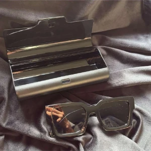 Svarta solglasögon med fodral - Säljer ett par snygga svarta off white solglasögon med fyrkantig form. Glasögonen kommer med ett matchande svart fodral. Perfekta för sköna sommardagar och allmänt för vardagar pris kan diskuteras vid snabbaffär.