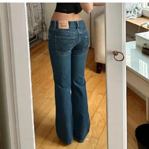 Jeans  - Skitsnygga Levis jeans! Modellen är flare o i nyskick! 