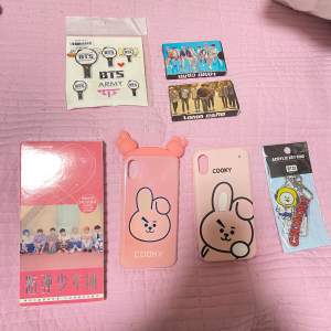 Säljer massor av BTS merch, Cooky mobilskal, massor av photocards, klistermärken och nyckelringar ingår även lite bilder på GOT7. Allt i bra skick och redo för nya ägare. Perfekt för armys som vill pimpa sin telefon och visa sin kärlek för BTS! 💖