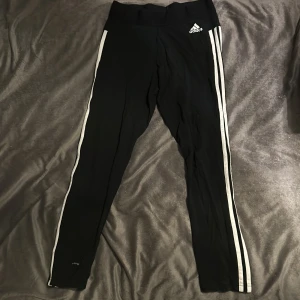 Adidas - Svarta adidas byxor, har använt någon gång som träningsbyxor men det är i ett mjukis material. 