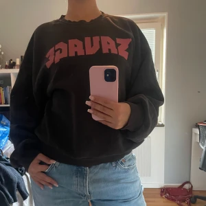 Tröja från Gina tricot  - Säljer en svart tröja med tryck 'SAVAGE' på framsidan. Den är köpt för 5 år sen på Gina tricot och är väl använd. Den är perfekt för höst och vinter! Kontakta mig vid frågor💕