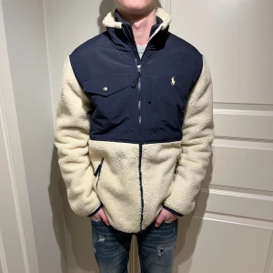 Ralph Lauren Fleece - Eftertraktad Raffe fleece! | Jackan är i utmärkt skick och är perfekt till kyligare väder t.ex. att ha under jackan! | Storlek L sitter lite stort på mig som är omkring 178cm. | Kostar omkring 2000 i butik! | Ställ gärna frågor innan du köper!