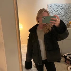 Svart jeansjacka med päls - Snygg svart jeansjacka med pälskrage och pälskantade ärmar (som även går att ta bort). Jackan har en perfekt oversized passform på mig som vanligtvis har stl XS och stora fickor framtill. Perfekt för hösten. Liknar custommade jackorna💕