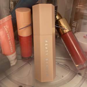 Jag säljer denna fenty beuty contour stick i färgen soft Amber 08, på grund av att jag hade råkat beställa fel färg. Den är testad några få gånger. Nypris 379kr jag säljer den för 150kr pris kan diskuteras. 