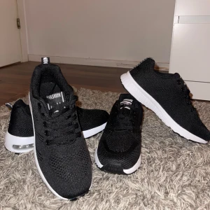 Oanvända fräscha sneakers - Säljer två par sneakers båda är i storlek 36. De är helt oanvända. Snygga och stilrena samt funkar till träning, promenader, jobb eller vad som helst egentligen ❣️  Ordinarie pris per styck var runt 500kr Bägge två för 400kr och ett par för 250kr